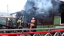 Вынесли из огня: в Бурятии военные спасли четырех детей из горящего дома