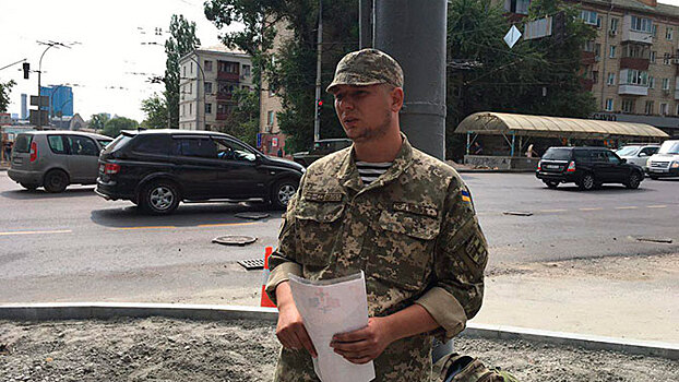 Ветеран АТО приковал себя цепью к столбу у здания Минобороны Украины