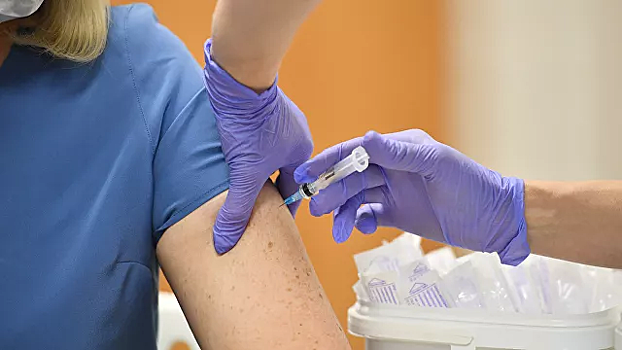 Прививка от COVID может стать обязательной для ряда профессий