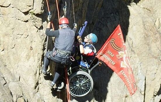 В Приморье впервые в России совершили вертикальное восхождение в инвалидной коляске
