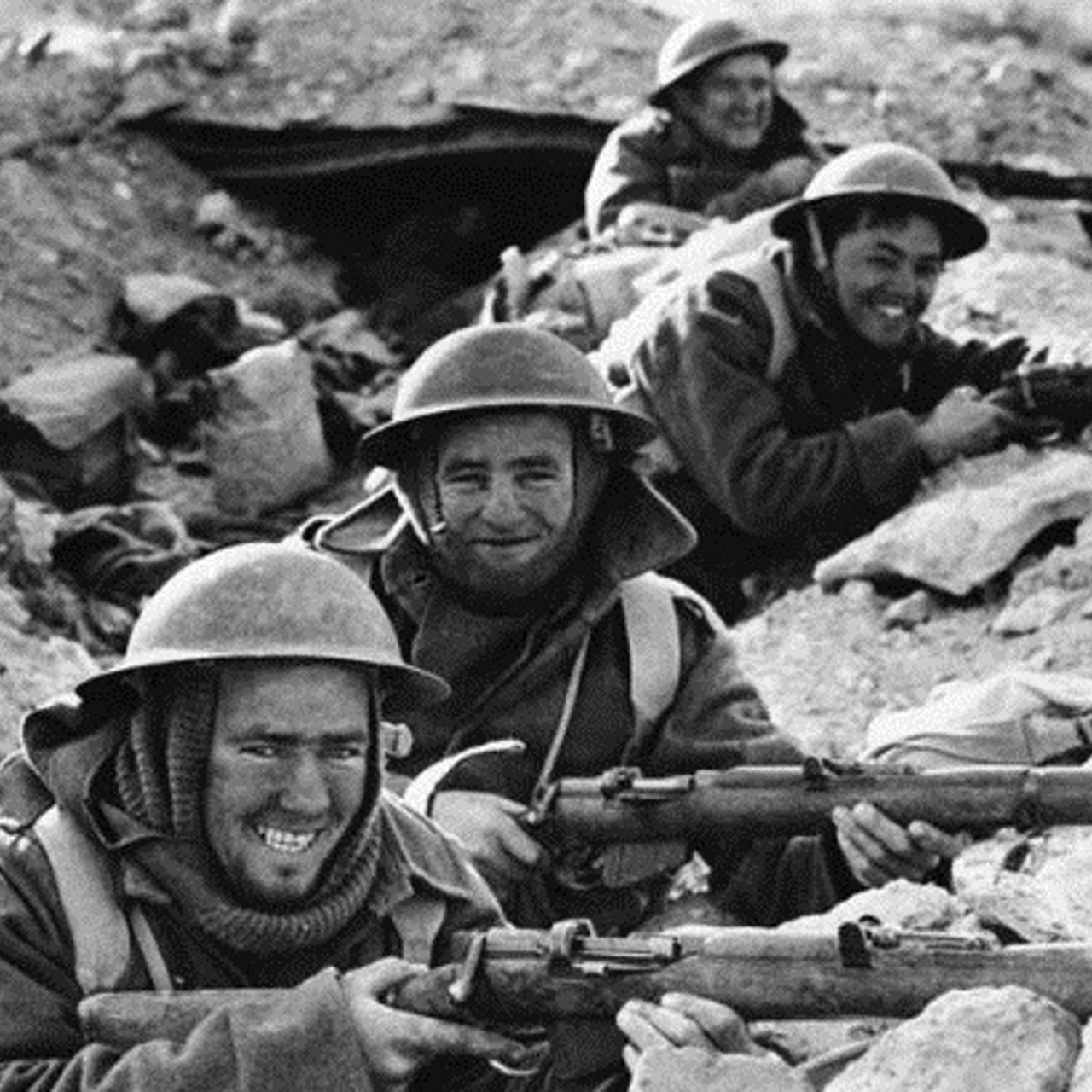 В каком закончилась 2 мировая. Британские солдаты в окопах 1 мировой. Солдат в окопе 2 мировая. Британский солдат 2 мировой.