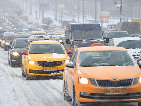 ФАС проверит цены на такси во время снегопада в Москве