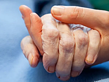 Медсестра назвала признаки скорой смерти от старости