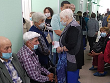 В курганской поликлинике собрались толпы пациентов. «Старым людям становится плохо»