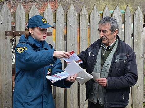 Спасатели регулярно выходят в рейды, предупреждая вологжан об ответственности за сжигание травы