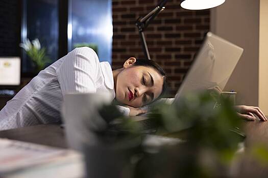 Сомнолог объяснил, почему важно поспать на рабочем месте