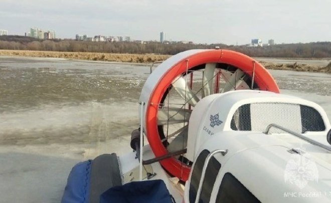 В Казани спасли рыбака, провалившегося под лед реки