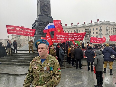 Минск отметил 23 февраля возложением цветов на площади Победы