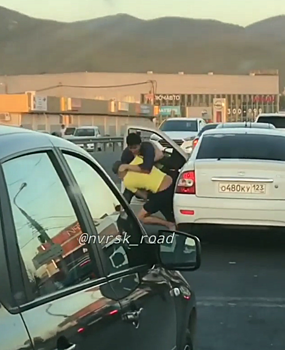 Новороссийские водители устроили на дороге бои без правил