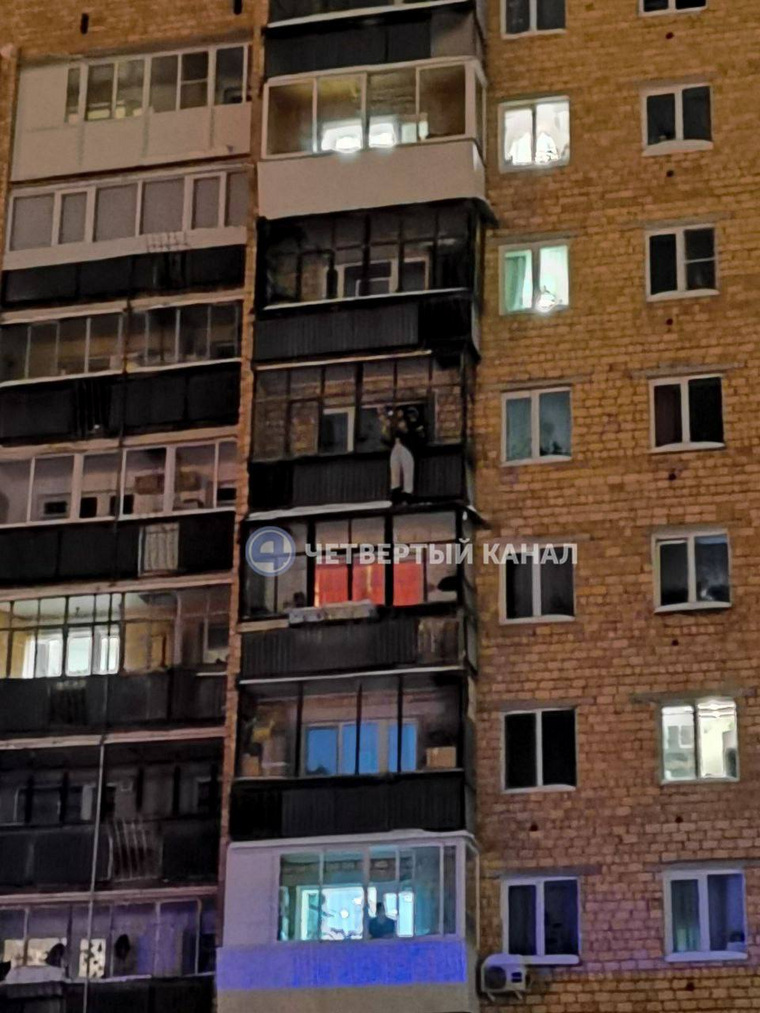В Екатеринбурге спасатели сняли с карниза балкона женщину