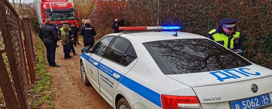 В дачном поселке под Волгоградом инспекторы ДПС вытаскивали из грязи застрявшую турецкую фуру