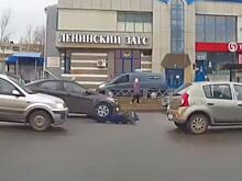 «Подлетел над капотом и упал»: появилось видео ДТП в Кирове, где иномарка сбила ребенка