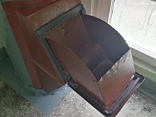 В подъезде на Пришвина починили и продезинфицировали ковш мусоропровода