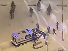 Скорая застряла в снегу во дворе на юго-востоке Москвы