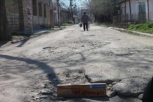 «Стоит гнаться не за количеством, а за качеством». В Крыму туристов ждут ямы, мусор и проблемы с канализацией