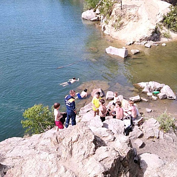 В челябинском карьере едва не утонула женщина