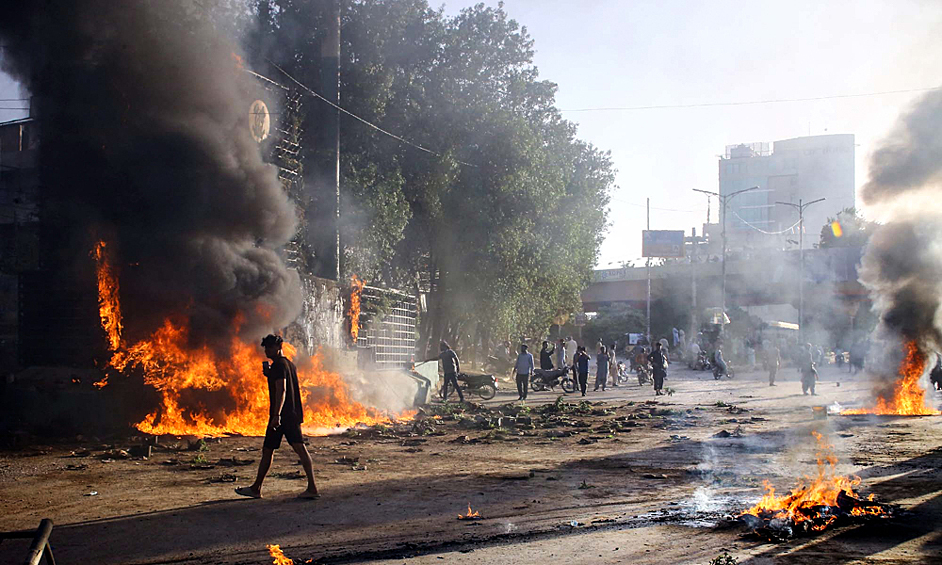 Улица, охваченная огнем после беспорядков в городе Карачи