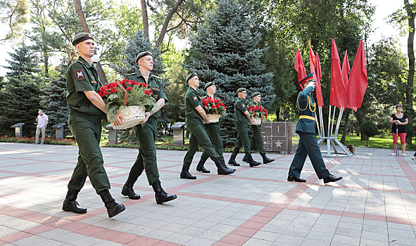 Военнослужащие технополиса «ЭРА» почтили память героев Анапы