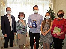 Молодая пара хабаровских педагогов перед Новым годом получила квартиру от мэрии