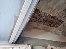 Подрядчик повредил трубу отопления во время ремонта обвалившейся кровли в поселке Машиностроителей в Ижевске