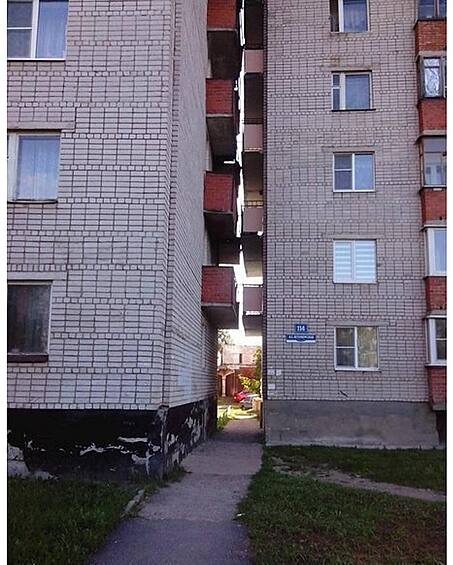 Проектировщики этих домов явно думали об удобстве "домушников": так легко перелезать между балконами.