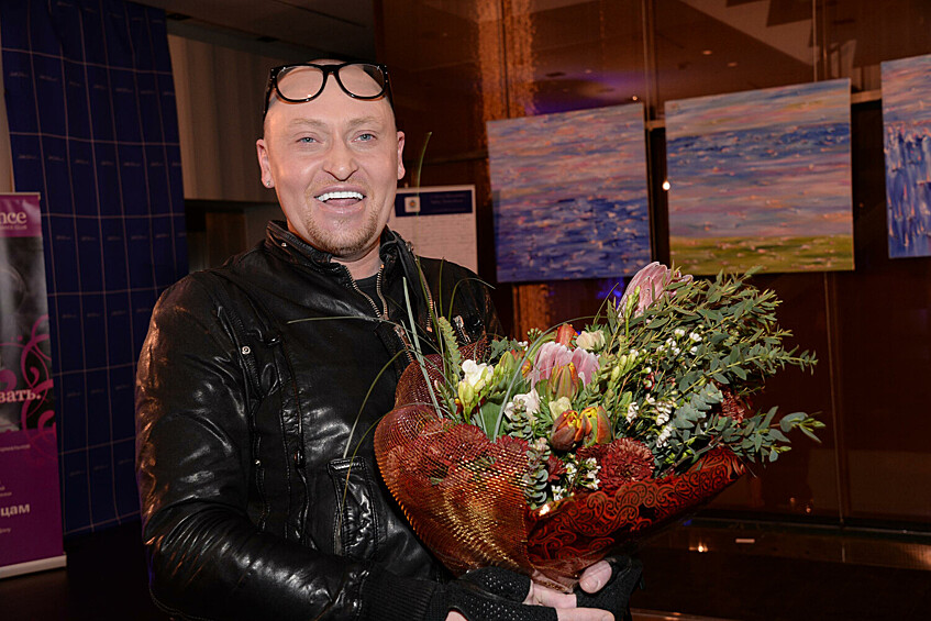 Певец Шура во время художественно-поэтического вечера «Три дня до весны» поэтессы и художницы Стеллы Шалумовой на вилле Вазари в Москве, 26 февраля 2014 года