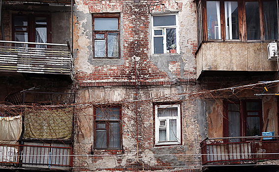 Власти «победили» аварийное жилье, оставив россиян в трущобах