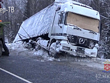 В Кузбассе автоинспекторы приходят на помощь водителям на зимней дороге