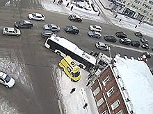 Два автобуса столкнулись в российском городе и попали на видео