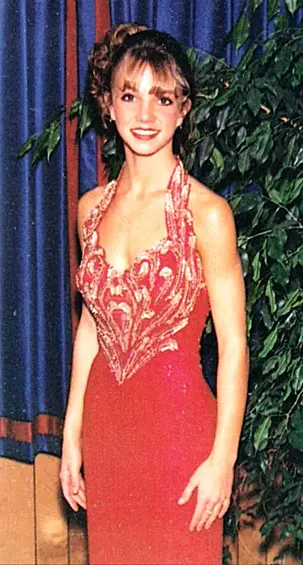 Бритни Спирс. За полтора года до того, как Бритни стала настоящей звездой, она участвовала в выпускном вечере частной школы Parklane Academy в Кентвуде. Это было в 1997 году. Как видно, это платье прикрывает гораздо больше, чем многие ее наряды, которые она надевала потом на сцену.