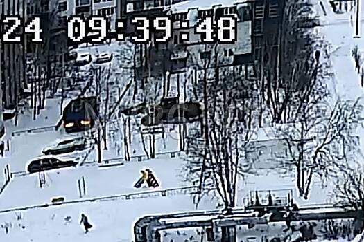 Российские коммунальщики вместе со снегом выбросили ландшафтный камень за 100 тысяч рублей