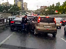 Водитель Audi не пропустил девушку и пожалел