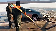 В Приморье достали из-подо льда все 29 автомобилей любителей зимней рыбалки