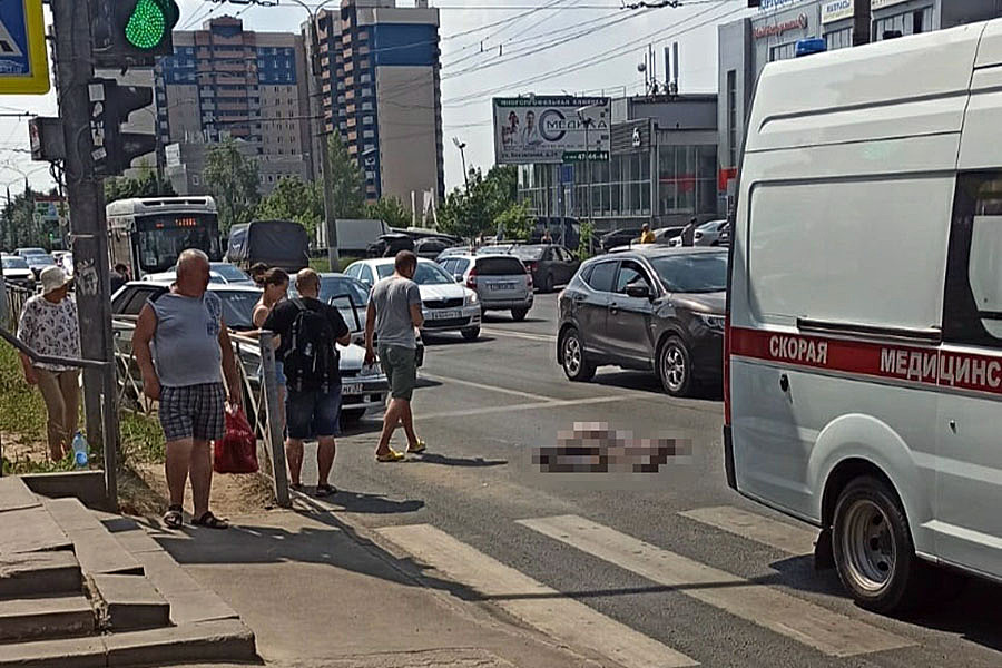 Нарушил правила и насмерть сбил пешехода: страшное ДТП на Верхней Дуброве и другие аварии за прошедшие выходные
