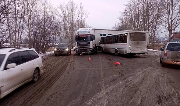 В Красноярске девять человек пострадали в ДТП с автобусом и грузовиком