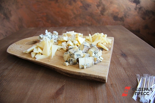 Американский микробиолог объяснила, безопасно ли есть сыр с плесенью