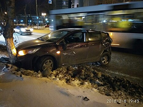 В Самаре иномарка въехала в дерево после столкновения с автобусом
