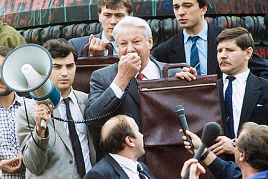 Как телохранители Ельцина ныряли за ним в воду и разбавляли водку