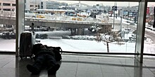 Сон на багажной ленте и игры стенка на стенку: как гости и жители Стамбула пережили снегопад