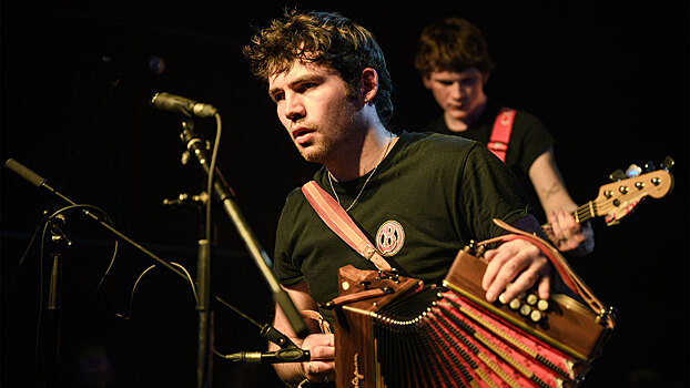 Ирландцы с аккордеоном и титаны хардкора: послушайте эти зарубежные альбомы