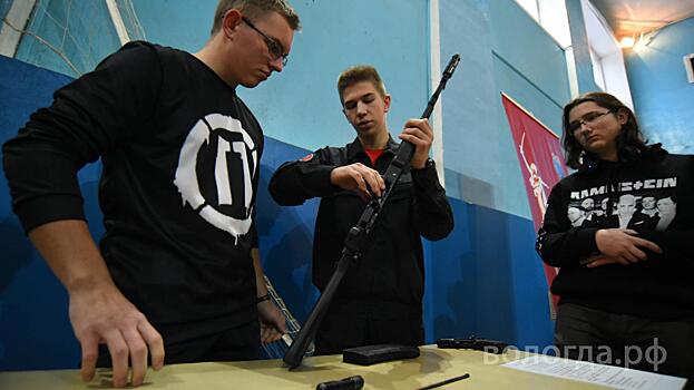 Студентов Вологодского колледжа связи научили стрелять из винтовки и разбирать автомат Калашникова