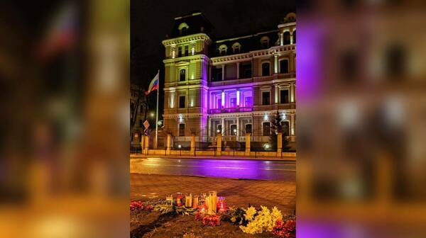 СМИ: в Латвии полиция запретила нести цветы к посольству России в память о погибших в «Крокусе»