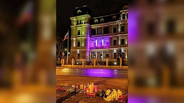 СМИ: в Латвии полиция запретила нести цветы к посольству России в память о погибших в «Крокусе»