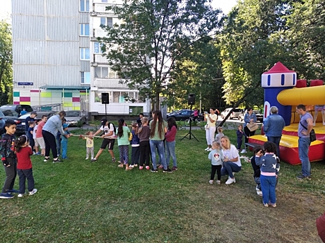 Ну-ка дети, встаньте в ряд: на Сколковском шоссе провели дворовый праздник