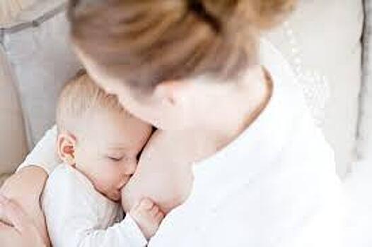 Грудное вскармливание защищает младенцев от отита