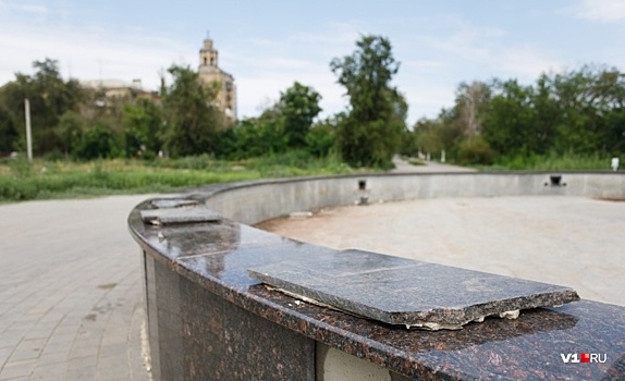 «Сталинграду помогали все»: волгоградец решил спасти перекопанный парк скамейками со всего мира