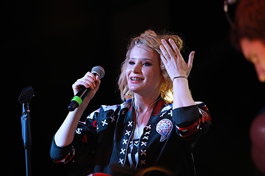 Мужские трусы и 28 бутылок алкоголя: раскрыт райдер и гонорар певицы Монеточки*