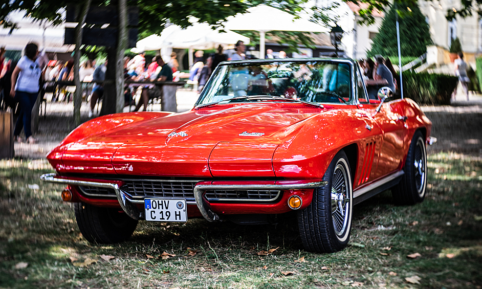 Chevrolet Corvette C2 (1963—1967). Второе поколение истинно американского спортивного автомобиля. C2 выпускался в кузовах купе и кабриолет, с 435-сильным двигателем объёмом 7 л. Всего было выпущено 117 964 машин.
