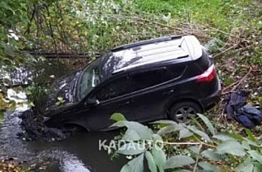 В Калининграде Тойота RAV-4, уходя от погони, съехала в ручей на улице Осенней