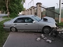 Пьяный водитель «Mercedes» снес забор стадиона «Витязь»